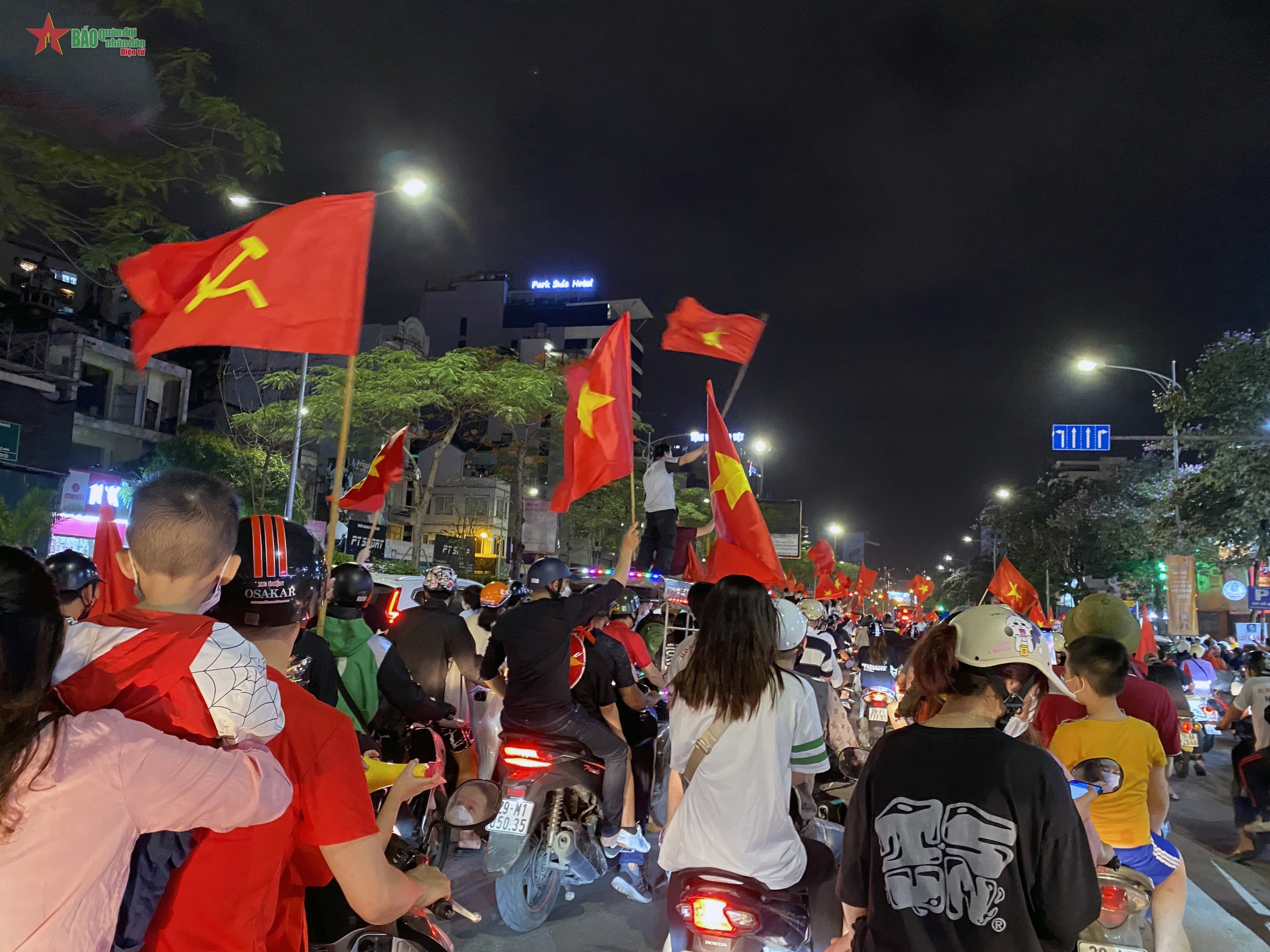 包含【粉丝狂欢】支持球队的庆祝活动的词条